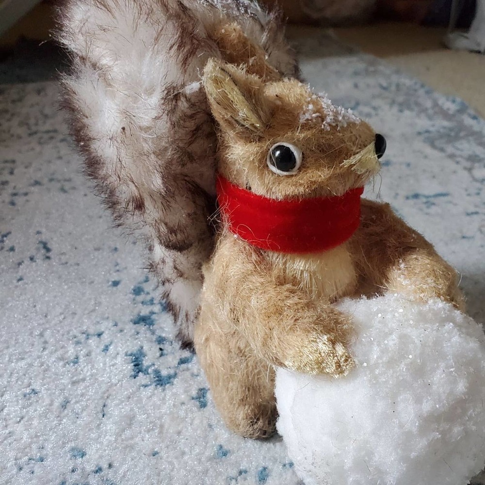 Squirrel holiday winter Christmas decorations decor mantle bookshelf woodland - Picture 6 of 8